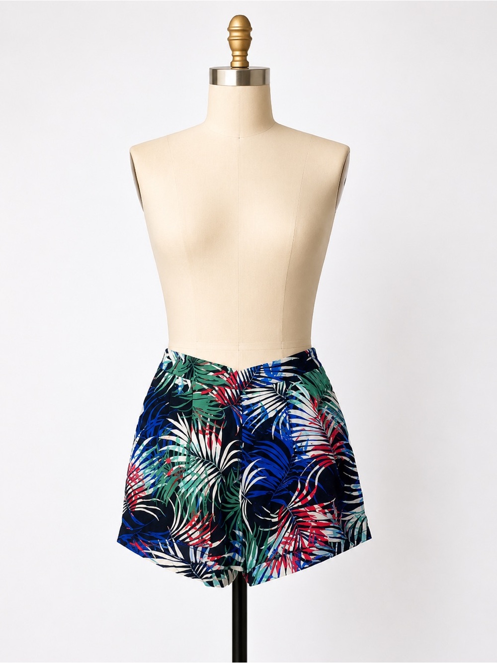 Self contrast tropical print shorts
